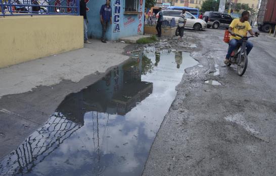 Descuido estanca agua en calle Lucerna