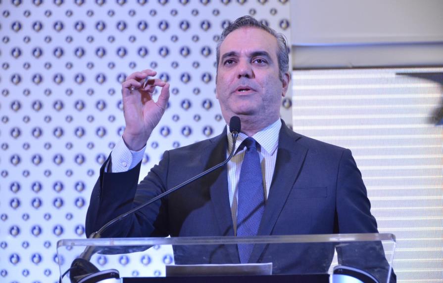 Luis Abinader promete incentivos fiscales para las empresas que contraten a jóvenes