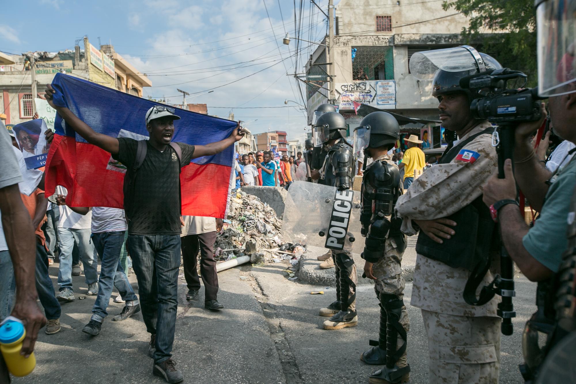Miles de opositores haitianos marcharon hoy por las calles de Puerto Príncipe en contra del Gobierno de Michel Martelly a tres días del fin de su mandato.