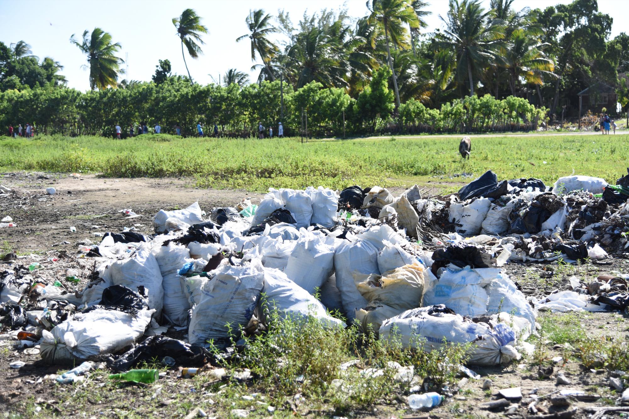 Basura acumulada de desde junio a diciembre de 2015 en el play de Mano Juan. Diario Libre hizo la denuncia y fue retirada a la semana siguiente.