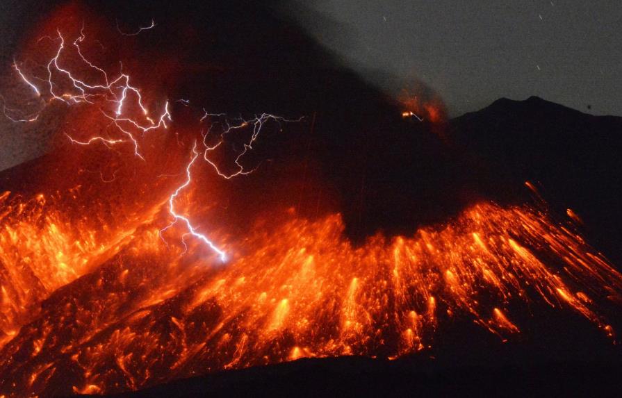 Volcán Sakurajima de Japón hace espectacular erupción 