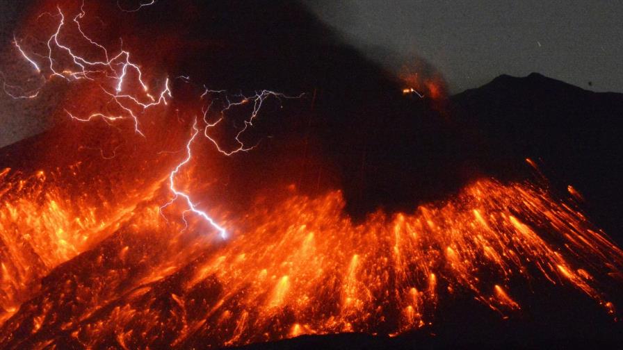 Volcán Sakurajima de Japón hace espectacular erupción 