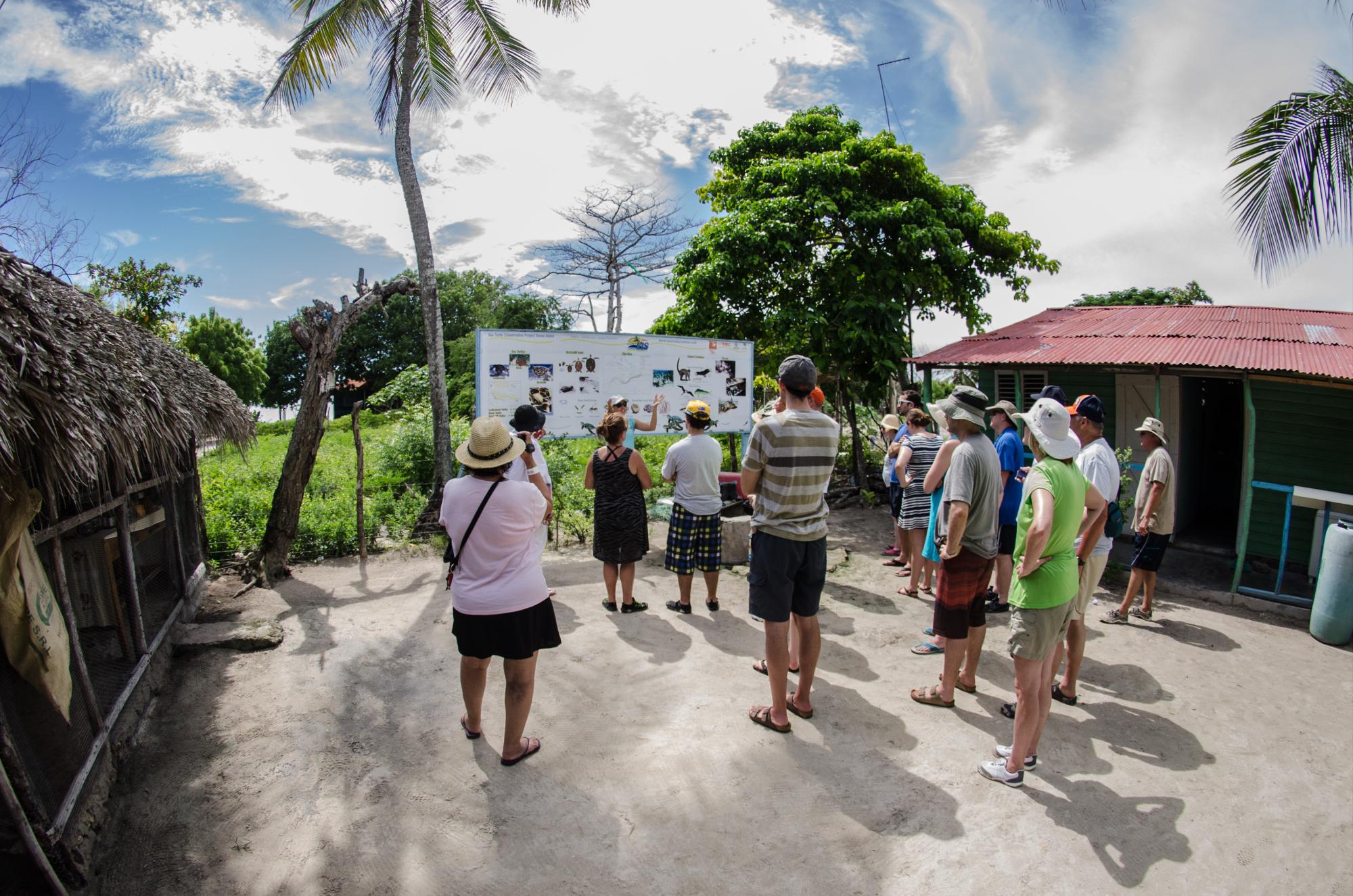 Turistas visitan la casa de Negro coordinado con tour operadores.