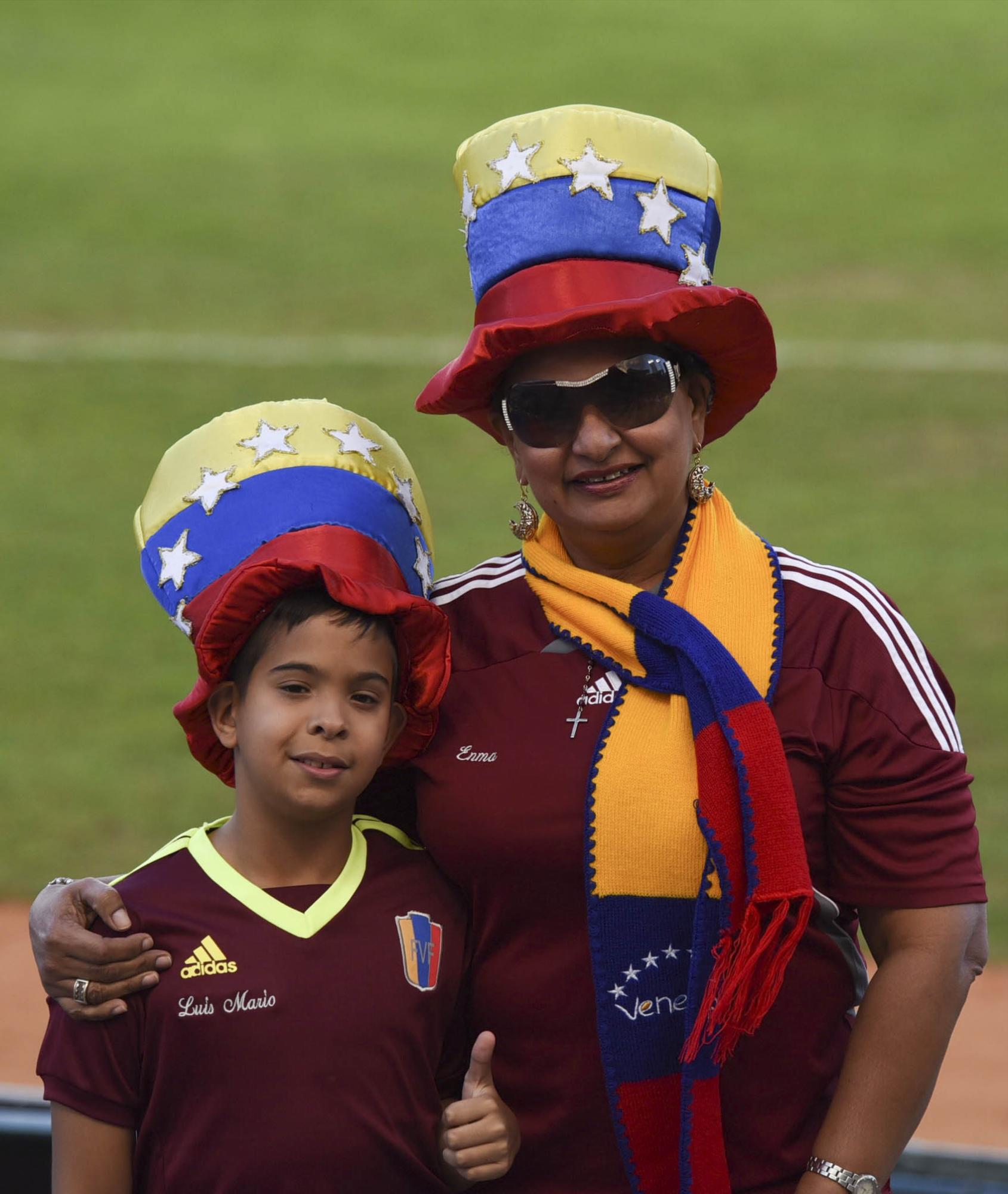 En familia se disfruta mejor. La señora y la niña vinieron desde Zulia, Venezuela a disfrutar de la Serie del Caribe.
