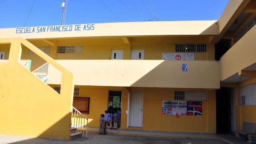 Estudiantes reciben clases de forma interdiaria por cierre de aulas