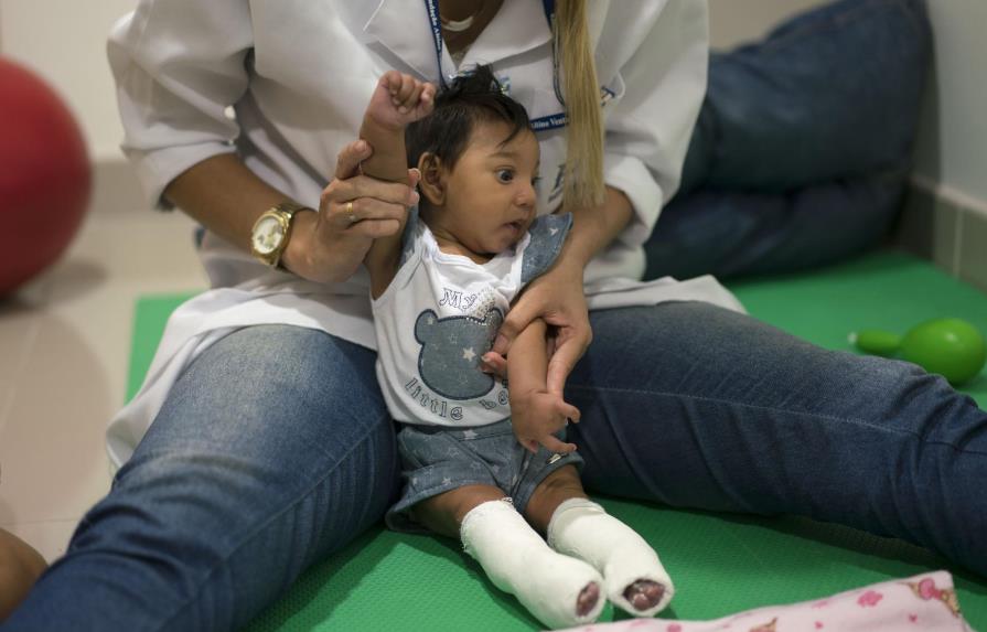 Brasil exhorta a las embarazadas limitar los besos y a los hombres usar condones por miedo al zika