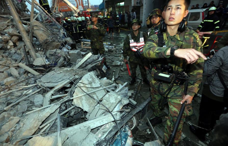 Tres muertos y decenas de personas atrapadas en edificio colapsado por sismo en Taiwán