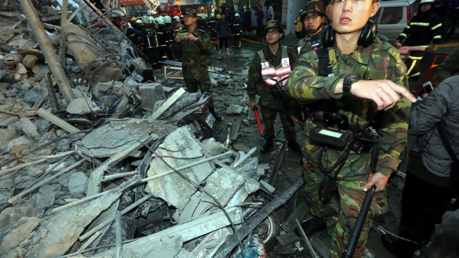Tres muertos y decenas de personas atrapadas en edificio colapsado por sismo en Taiwán Tres muertos y decenas de personas atrapadas en edificio colapsado por sismo en Taiwán