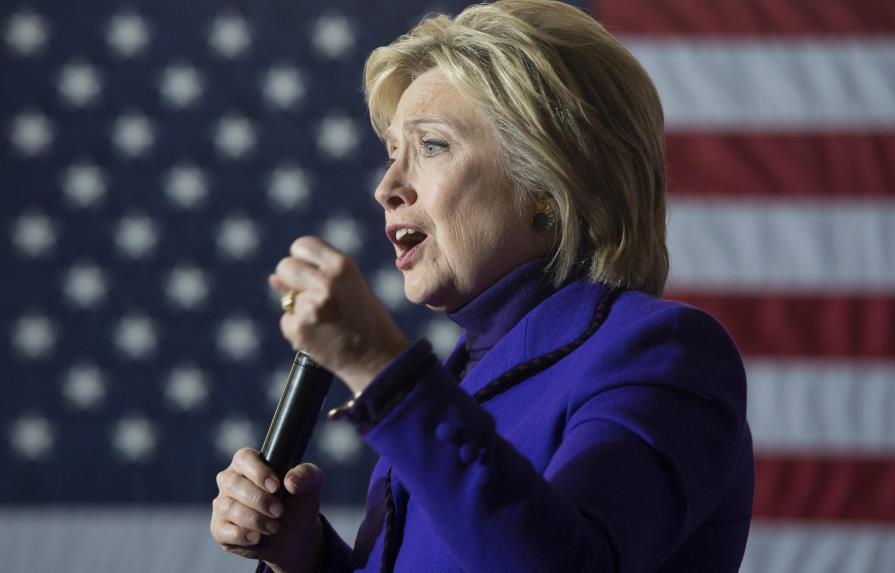 Clinton difunde mensajes en español para captar el voto latino en EE.UU.