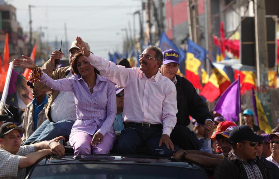 Danilo Medina cambia las juramentaciones de senadores por marchas caravanas