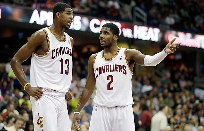 Irving y Thompson unen sus brazos para defender a Celtics