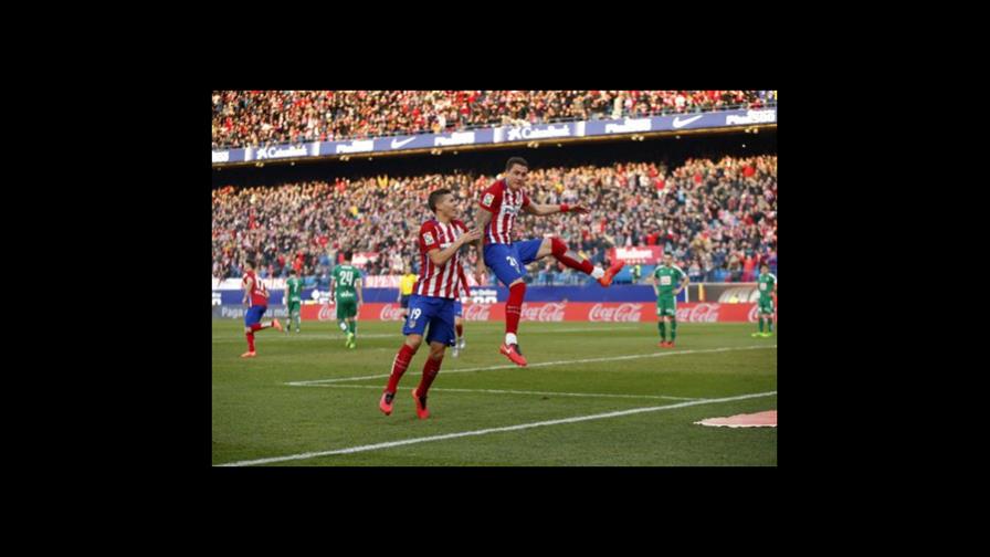 El Atlético remonta 3-1 al Eibar y alcanza al Barcelona 