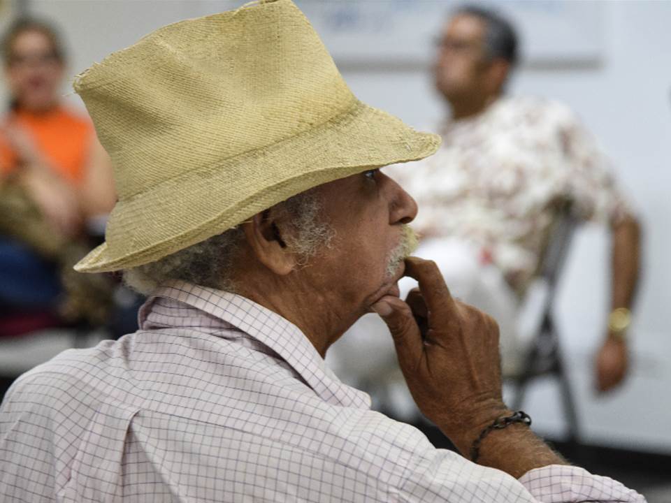 José Cestero, escucha una pregunta de uno de los asistentes