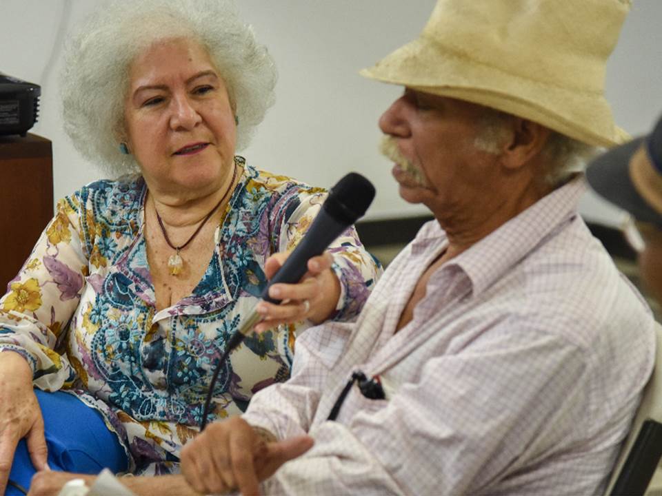 Myrna Guerrero Villalona, directora del Museo Bella Part, junto al maestro José Cestero