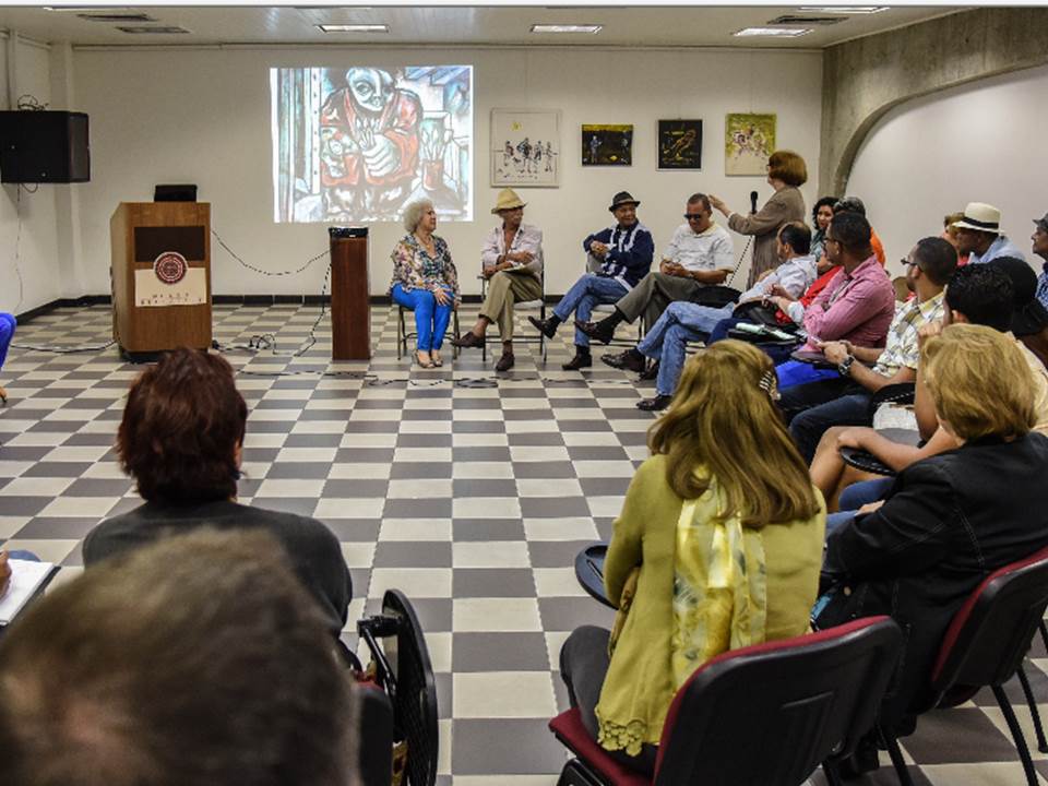 Los presentes en la tertulia escuchando las anécdotas del maestro Cestero