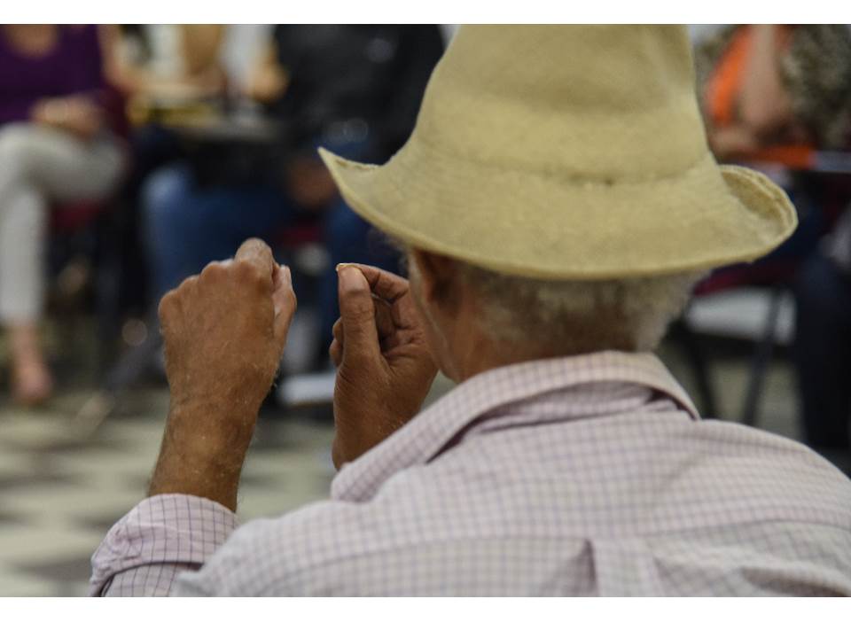 José Cestero mientras habla con los asistentes a la tertulia