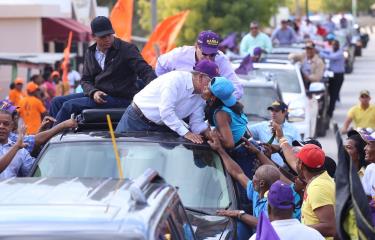 Danilo Medina realiza primera caravana oficial de campa a Diario