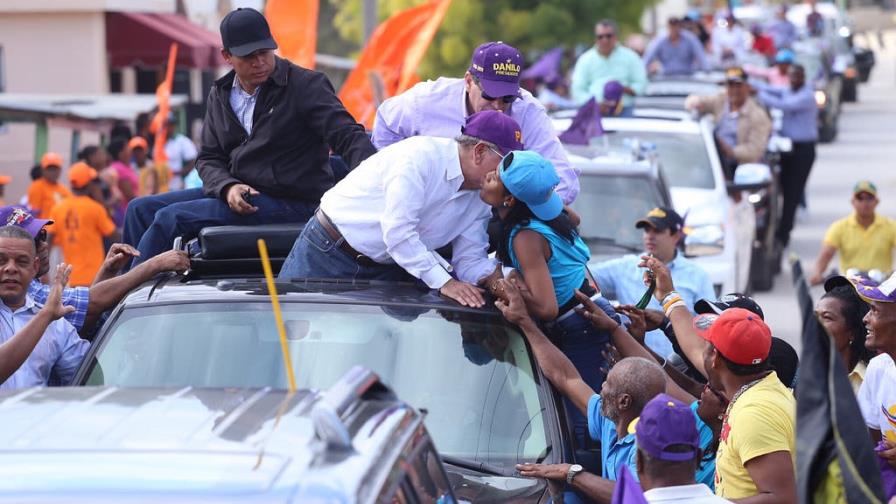 Danilo Medina realiza primera caravana oficial de campaña