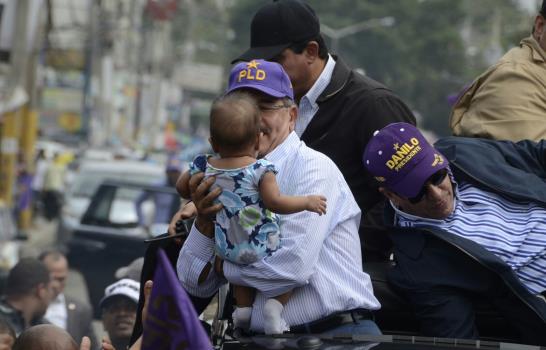 Danilo Medina inicia recorrido por Haina, San Cristóbal, Peravia y Azua