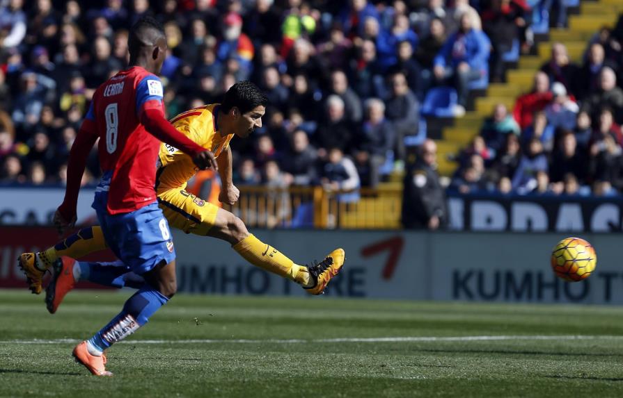 El Barcelona se impone al colista Levante (2-0) con gol de Suárez