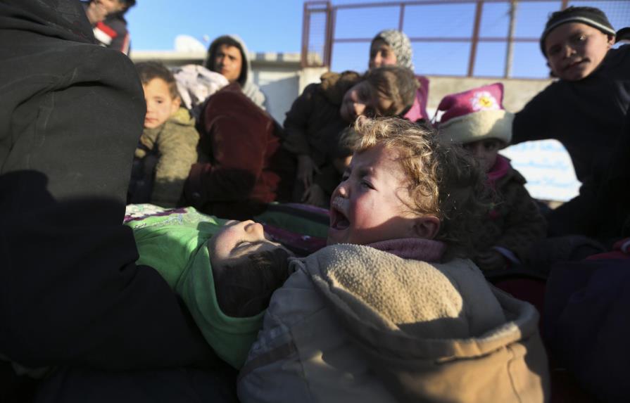 Desplazados sirios siguen esperando ayuda y la apertura de la frontera turca