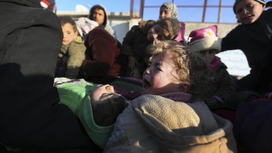 Desplazados sirios siguen esperando ayuda y la apertura de la frontera turca Desplazados sirios siguen esperando ayuda y la apertura de la frontera turca