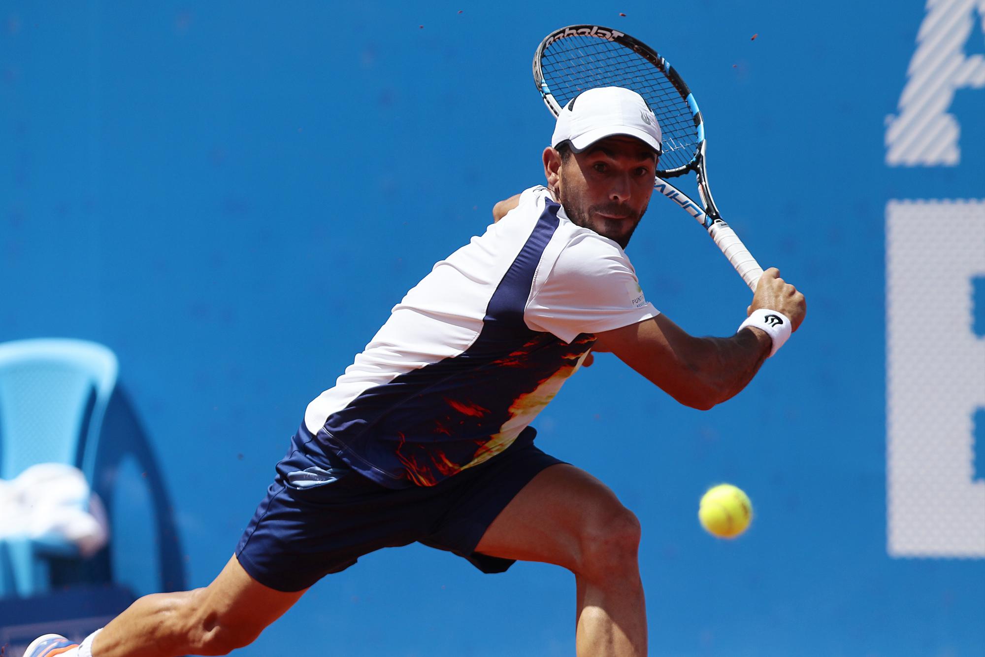 Víctor Estrella responde una bola en el choque final. Estrella ganó en tres sets, por 6-4 y 7-6 (5) y 6-2.