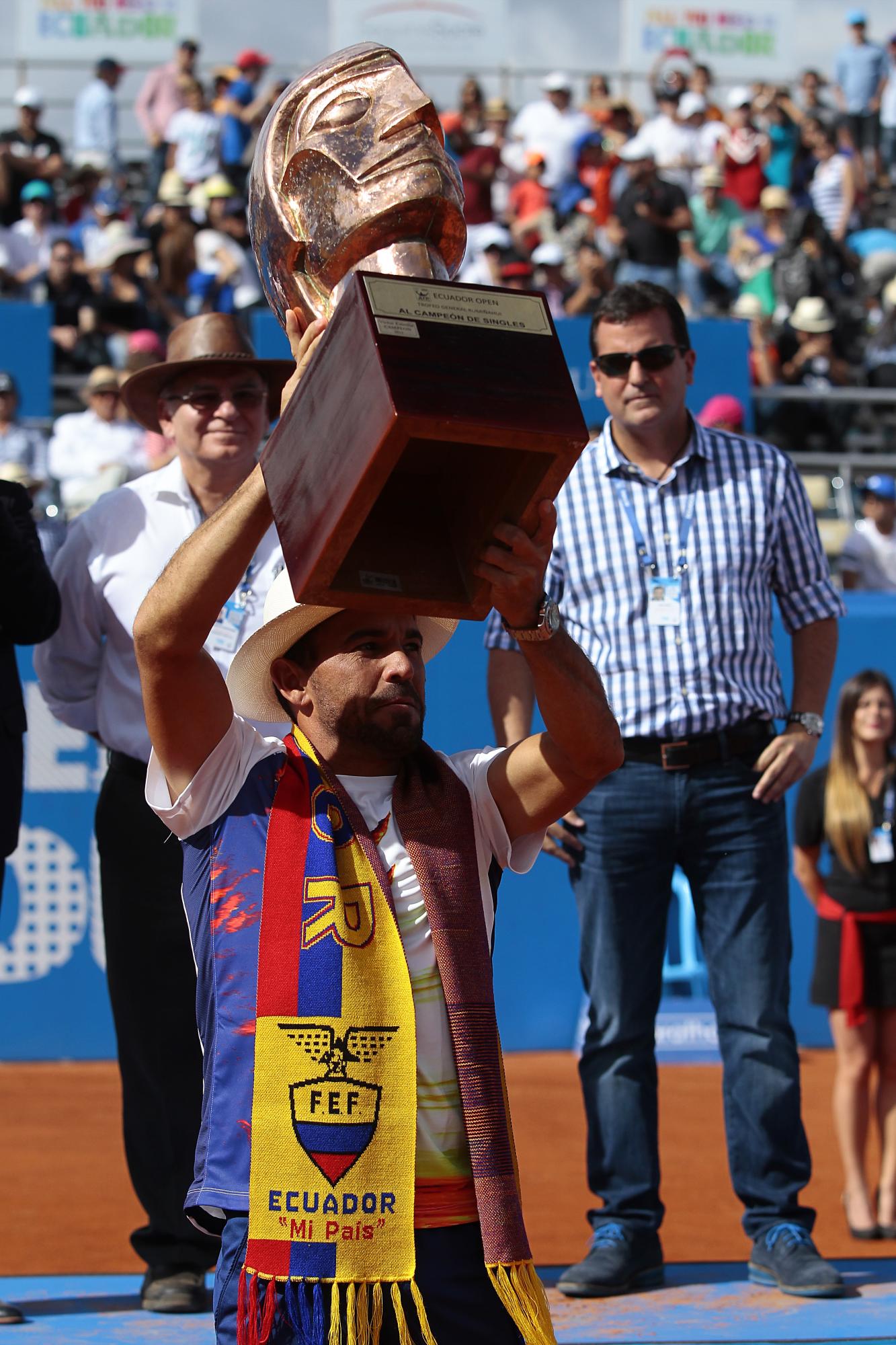 Víctor Estrella celebra su victoria ante el brasileño Thomaz Bellucci hoy, domingo 7 de febrero de 2016.