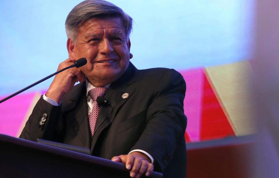 Candidato peruano pide a periodistas estudiar antes de indagarlo por plagio
