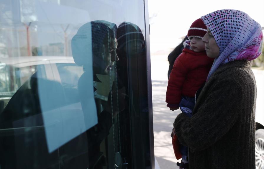 Los desplazados sirios siguen llegando a la frontera turca sin poder cruzar