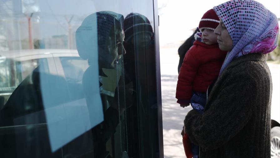 Los desplazados sirios siguen llegando a la frontera turca sin poder cruzar
