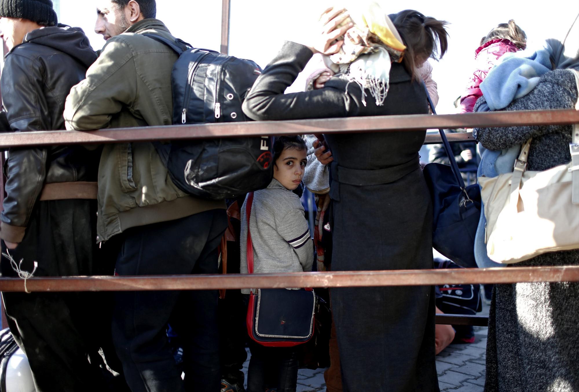 Decenas de miles de sirios se agolpan en la frontera con Turquía tras huir de la violencia en la provincia siria de Alepo, sin acceso a ayuda humanitaria o atención médica a la espera de entrar en el país vecino que mantiene el cruce de Bab al Salama cerrado.