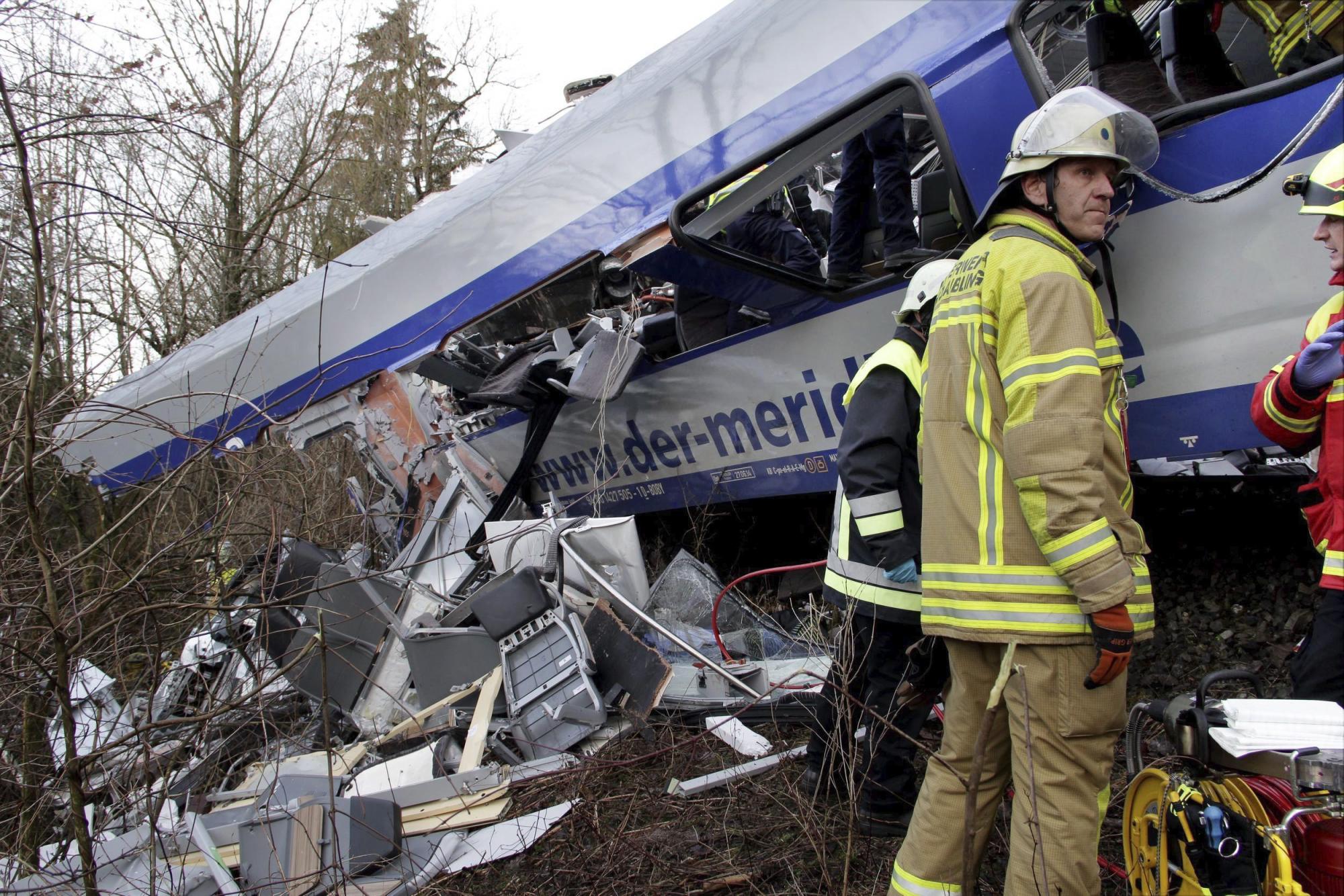Miembros de los servicios de emergencia trabajan en el lugar donde se ha producido el choque de dos trenes en Bad Aibling (Alemania) hoy, 9 de febrero de 2016