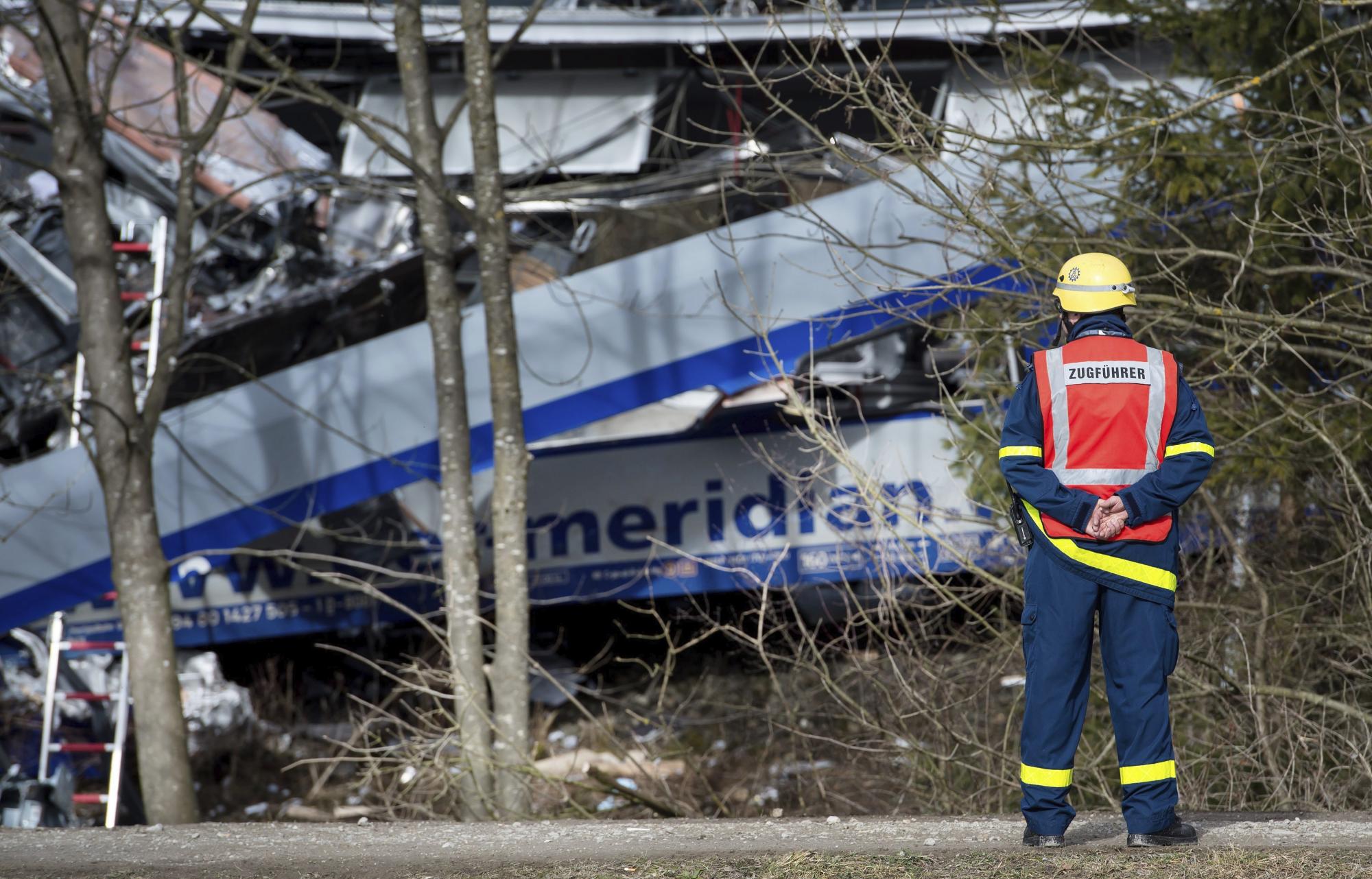 Un miembro de los servicios de emergencia permanece en el lugar donde se ha producido el choque de dos trenes en Bad Aibling (Alemania) hoy, 9 de febrero de 2016. 