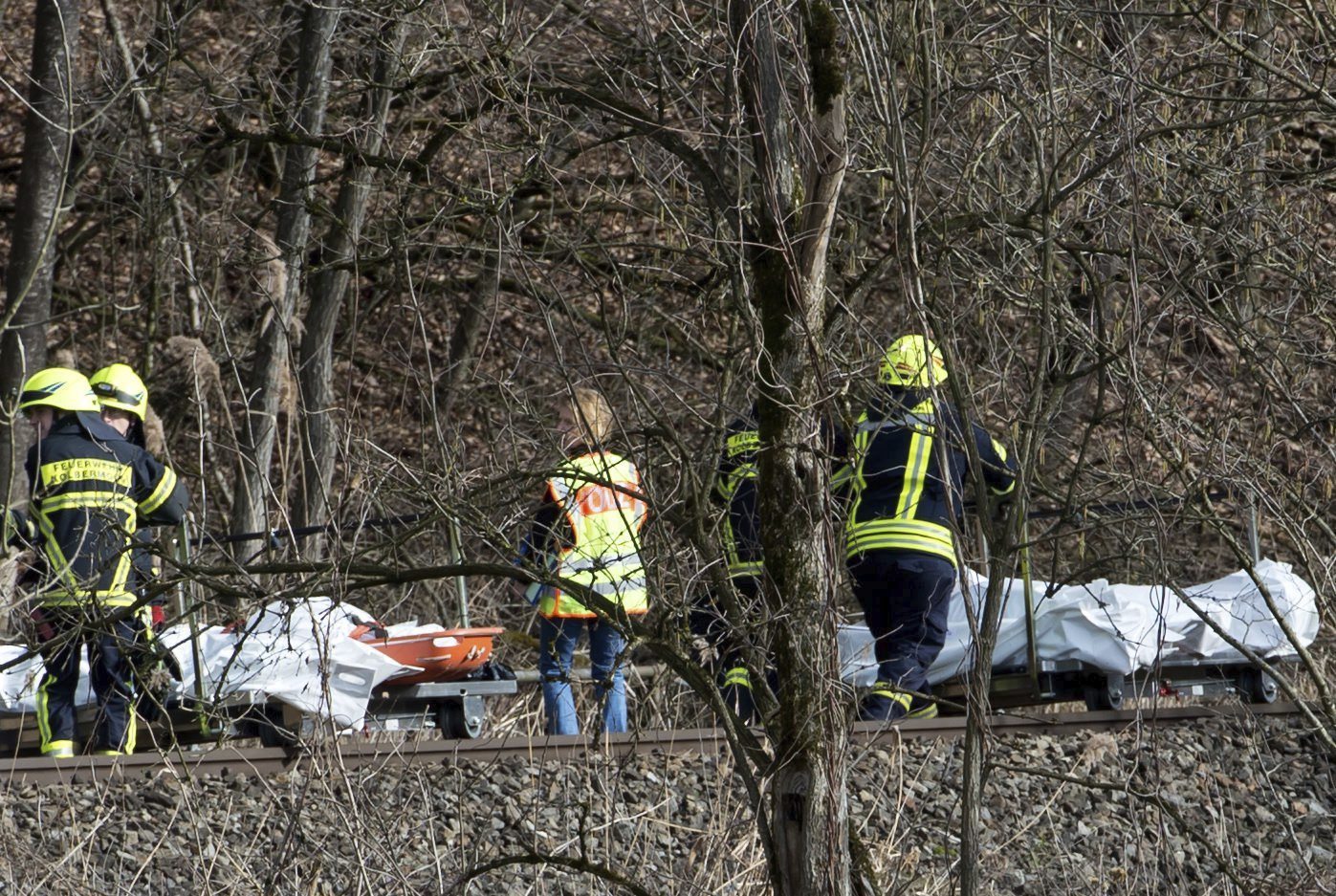 Bomberos y miembros de los servicios de emergencia se preparan para trasladar a las víctimas en el lugar donde se ha producido el choque de dos trenes en Bad Aibling (Alemania) hoy, 9 de febrero de 2016.