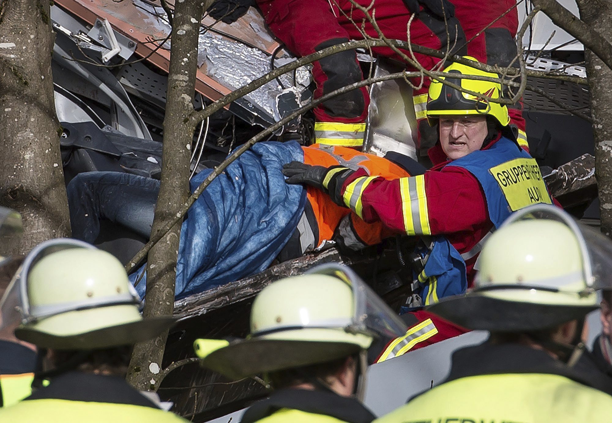 Bomberos y miembros de los servicios de emergencia se preparan para trasladar a las víctimas en el lugar donde se ha producido el choque de dos trenes en Bad Aibling (Alemania) hoy, 9 de febrero de 2016.