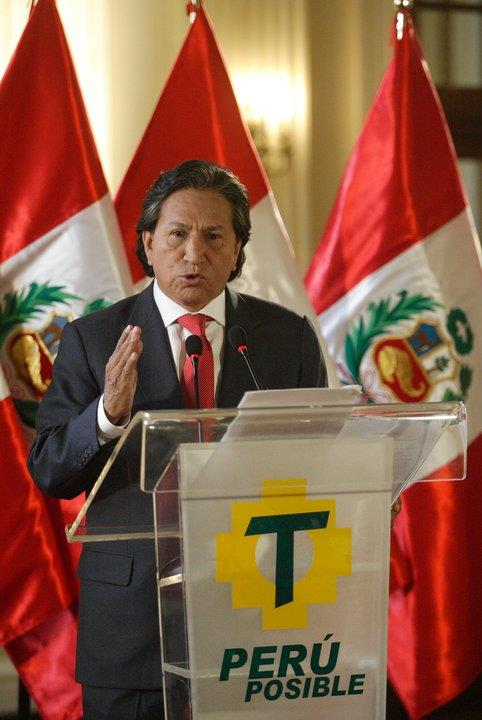Expresidente Toledo devuelve doctorado “honoris causa” a universidad candidato acusado de plagio