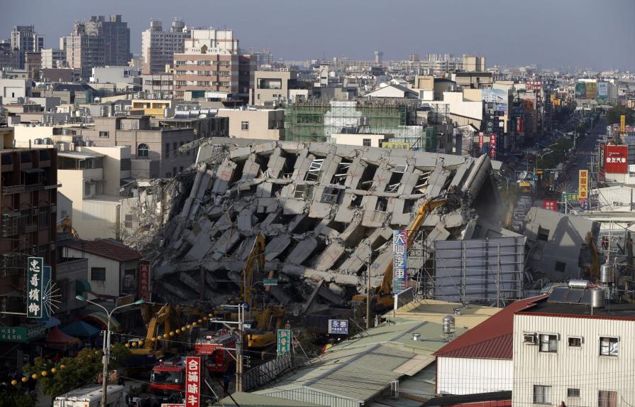 Taiwán ordena el arresto de constructores de edificio derrumbado en terremoto