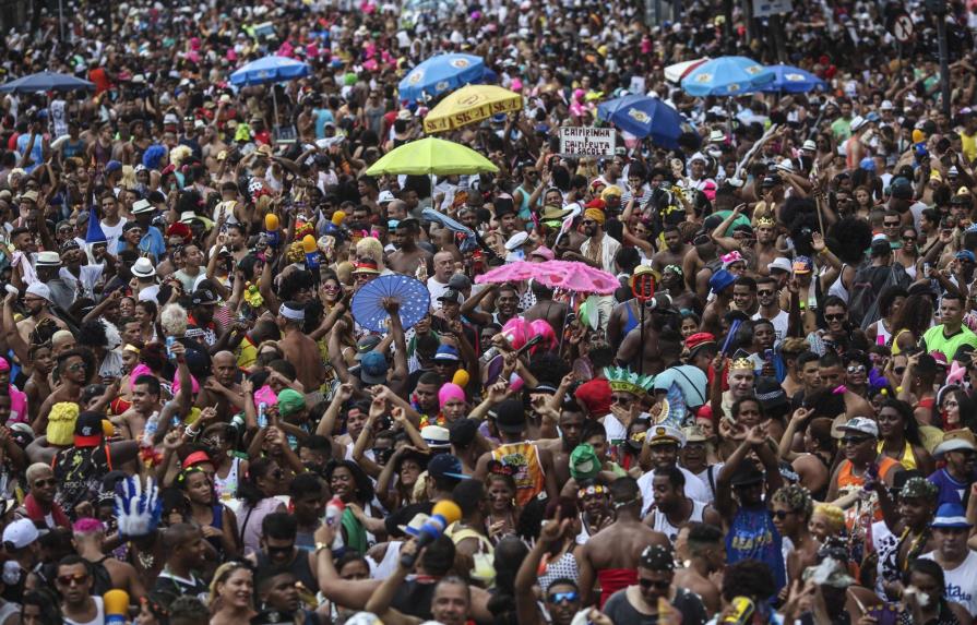 Las comparsas callejeras marcaron el ritmo al final del carnaval en Brasil