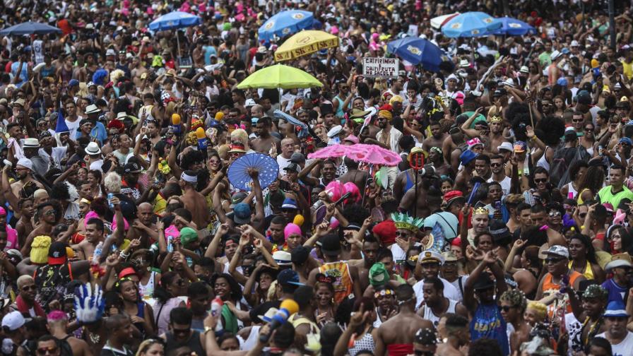 Las comparsas callejeras marcaron el ritmo al final del carnaval en Brasil