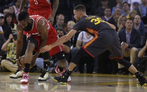 Curry lidera a Warriors ante Rockets en 42do triunfo en casa 