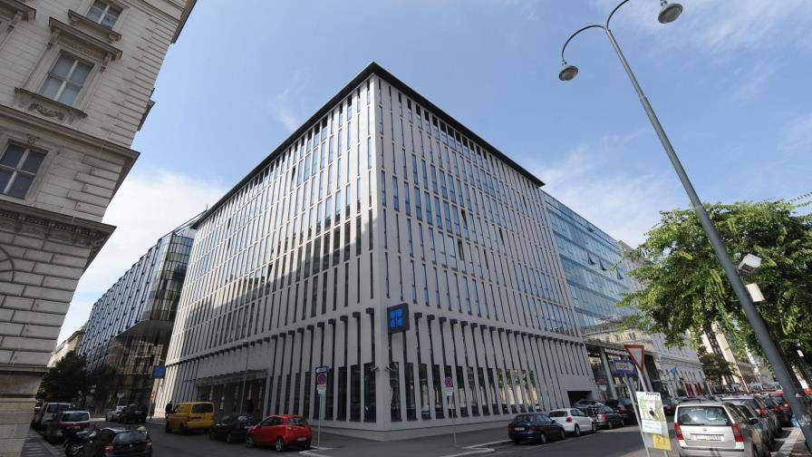 La OPEP dice que los bajos precios del crudo afectan la economía pero aumenta la producción