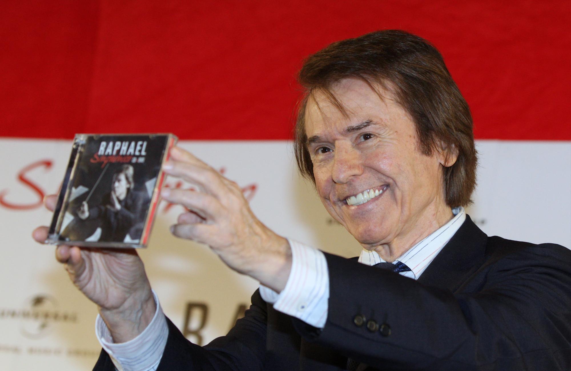 El cantante español Raphael presenta su última producción Sinfónico, un CD + DVD grabado en el Teatro Real de Madrid, durante una rueda de prensa en Ciudad de México (México). 