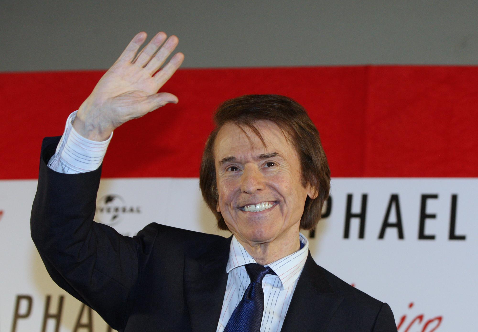 -El cantante español Raphael durante una rueda de prensa en México 