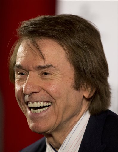 El cantante español Rafael Martos, conocido como Raphael sonríe durante una confrencia de prensa para promover la gira para su álbum Sinphonico en la Ciudad de México. 