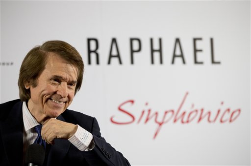 El cantante español Rafael Martos, conocido como Raphael escucha una pregunta durante una confrencia de prensa para promover la gira para su álbum Sinphonico en la Ciudad de México  