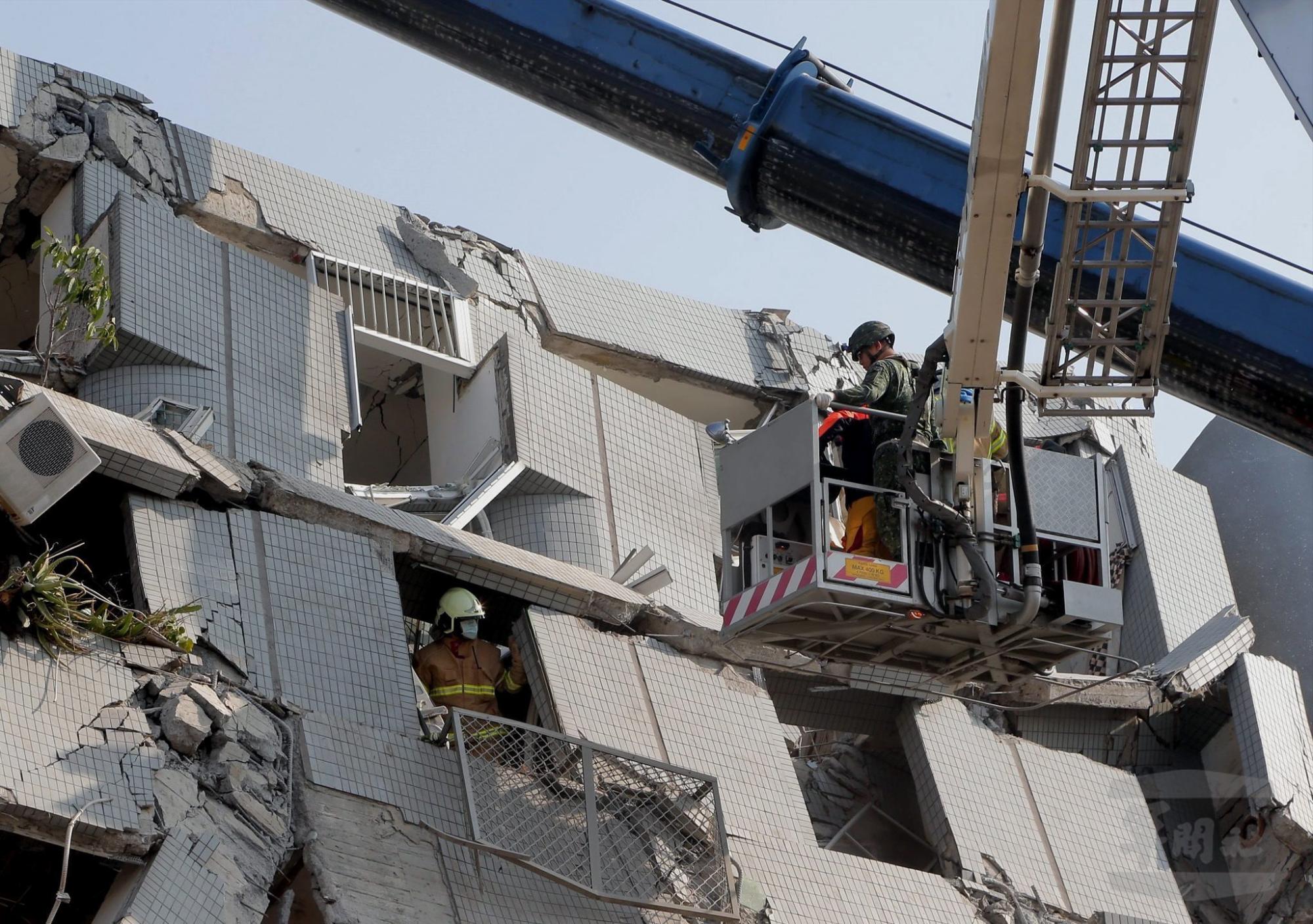 El Centro Nacional de Emergencias de Taiwán elevó hoy a 44 la cifra de fallecidos por el terremoto de 6,4 grados en la escala de Richter que asoló el sábado el sur de la isla.