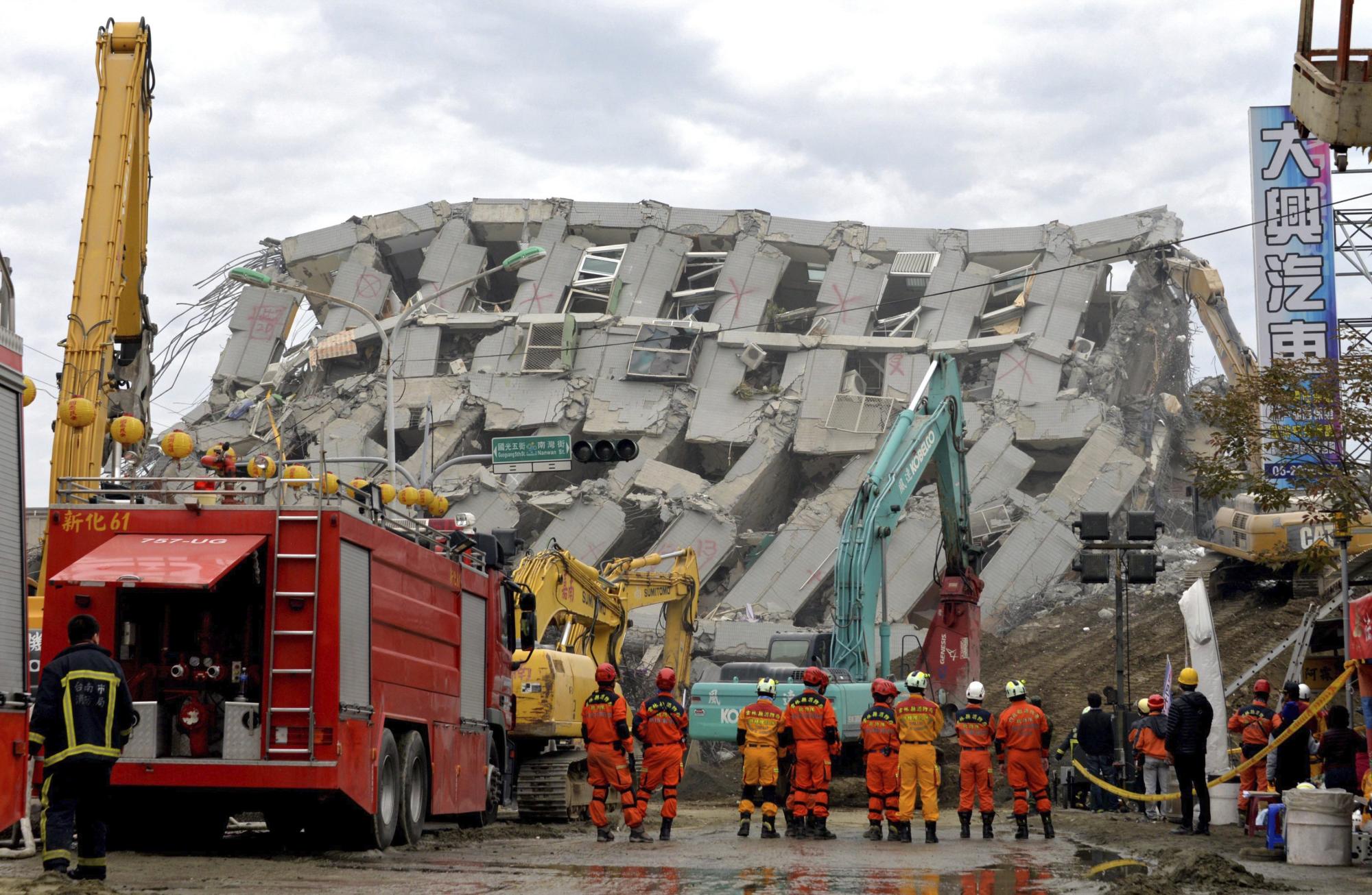 Los bomberos estiman que 97 personas siguen atrapadas entre escombros en la ciudad de Tainan.