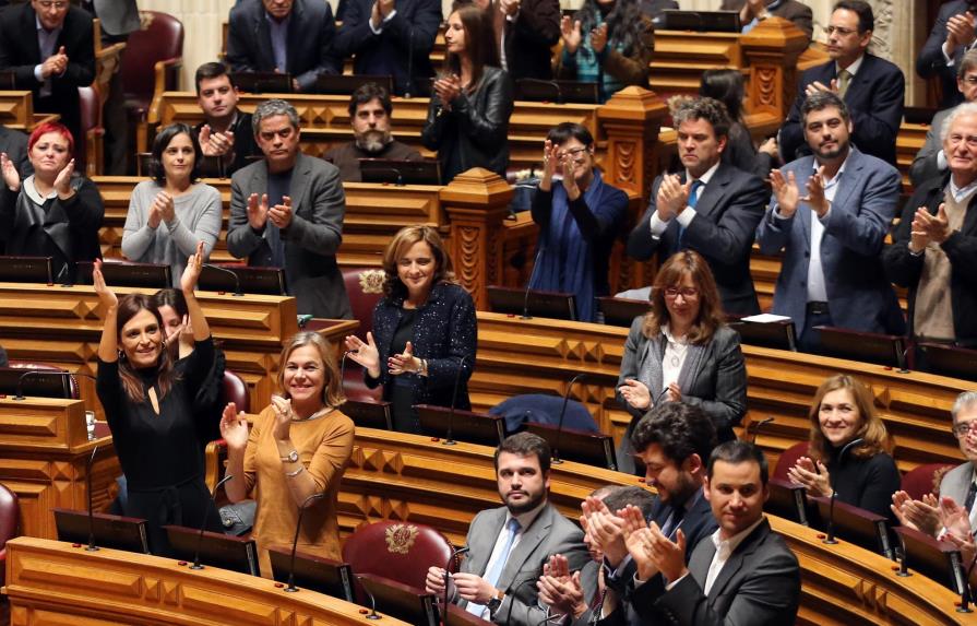 Parlamento portugués aprueba leyes de adopción homosexual y aborto tras su veto