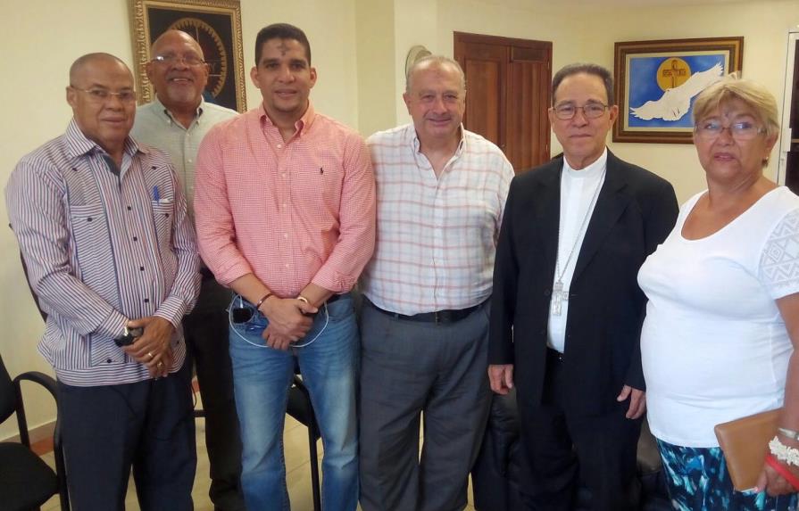 El presidente de la Federación Internacional de Baloncesto visita a Dominicana